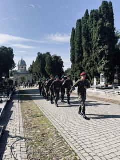 Klasa 2w maszeruje przez Cmentarz Komunalny w Cieszynie