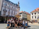Zdjęcie grupy uczniów Szybina przy fontannie w Bratysławie